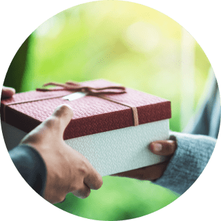 プレゼント渡している手元