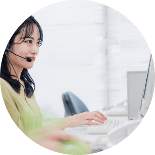 電話受付中の女性